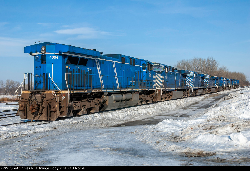 CEFX 1004, 1020, 1025, 1001 are in the consist of nine CEFX GE AC44CW units on the BNSF